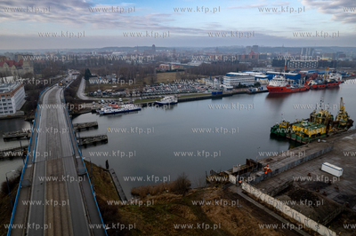 Przystanki promu F8, pływającego wzdłuż remontowanego...