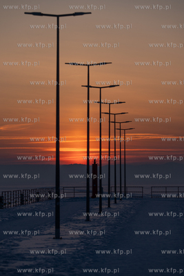 Zima na Mierzei Wiślanej. Wschód słońca widziany...