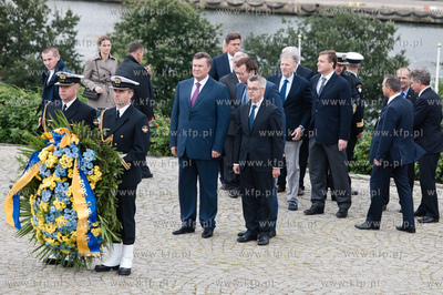 Gdansk. Westerplatte. Zlozenie kwiatow pod Pomnikiem...