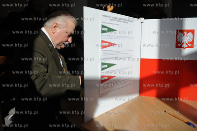 Gdansk. Wybory parlamentarne. Glosuje Lech Walesa z...