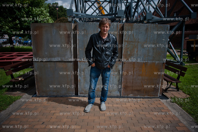 Gdansk. Skwer przy Wielkim Mlynie. Montaz instalacji...