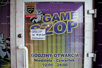 Gdansk. Sklep Game Szop przy Alei Grunwaldzkiej. Zamkniety...