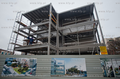 Gdynia. Budowa Infoboxu na skwerze przy ulicy Swietojanskiej...