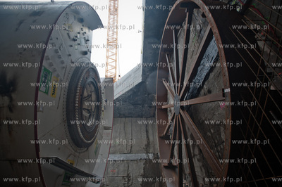 Gdansk. Wisloujscie. Montaz maszyny drazacej TMB, ktora...