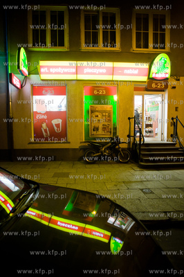 Gdansk. Ul. Weglarska. Fasada oraz szyldy sklepu spozywczego...