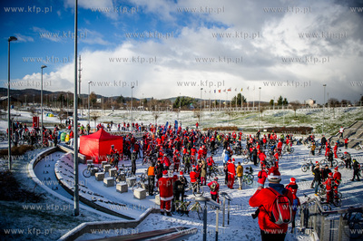 Gdansk. Parking pod Ergo Arena. Coroczna akcja Mikolaje...