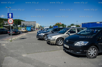 Gdansk. Auta zaparkowane przy ulicy Okopowej w sasiedztwie...