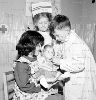 Dzieci w przedszkolu bawia sie w lekarza. 0001343Z...