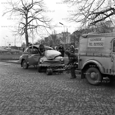 Holowanie uszkodzonego po wypadku samochodu marki Warszawa...