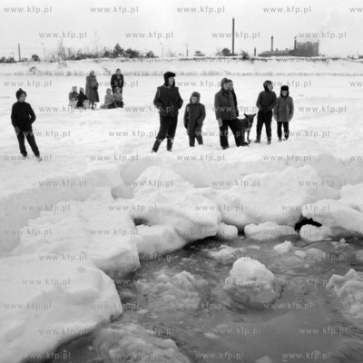 Zimowa zabawa na lodzie.  (Lata 60).
1965
0000491z
Fot....