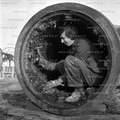 Konserwacjia pławy zimowej oznaczającej wody płytkie...