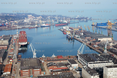 Port w Gdyni, widoczne tereny firmy Stocznia Gdynia...