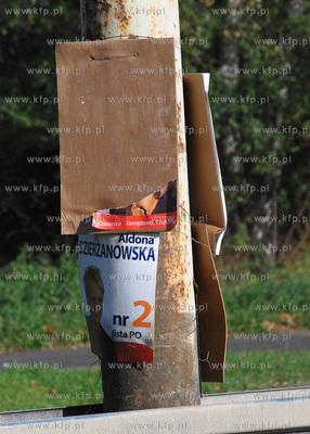 Zniszczone plakaty wyborcze na ul. Morskiej w Gdyni.
29.10.2006
fot....