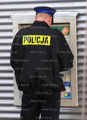 Policjant przed bankomatem.
19.07.2007
Fot. Andrzej...