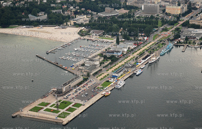 Gdynia z lotu ptaka. Nz. Skwer Kosciuszki z basenem...