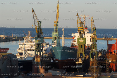 Stocznia Remontowa Nauta SA w Gdyni wieczorem. n/z...