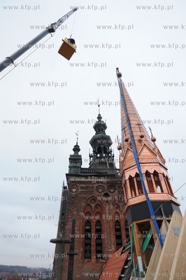 Kosciol sw. Katarzyny, Gdansk. Instalacja sygnaturki...