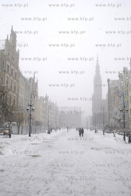 Zasniezona starowka Gdanska Nz. Dlugi Targ, w dali...