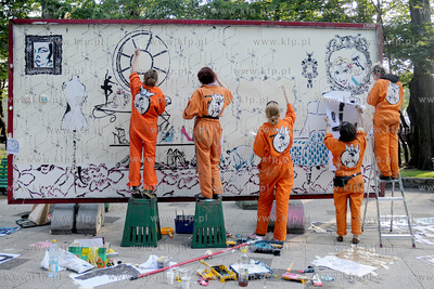 Lato zaczyna sie w Gdyni czyli Cudawianki. Nz. URBAN...