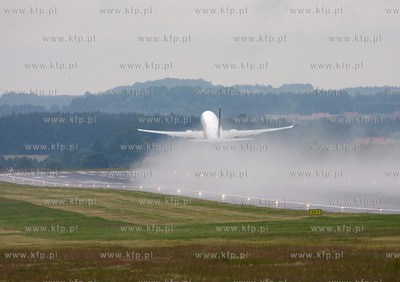 Gdansk, Rebiechowo. Nz. Boeing 737-8AS linii Ryanair.
06.07.2009
fot....