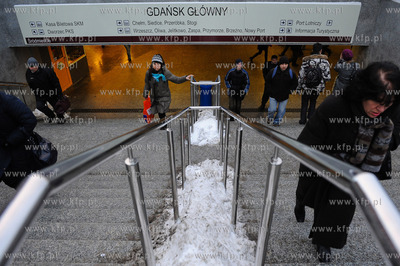 Gdansk. Wyremontowane przejscie podziemne przy dworcu...