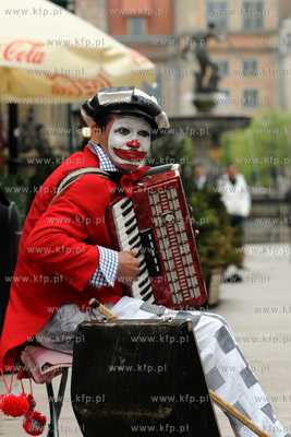 Gdansk ul. Dluga. Clown Aleksander gra na akordeonie.
15.05.2010
Fot....
