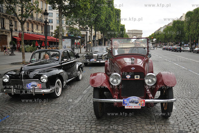 Przejazd ulicami Paryza zabytkowych i unikalnych samochodow...