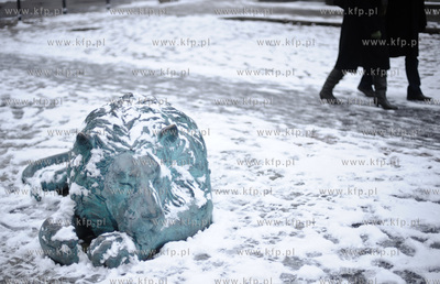 Pierwszy powazny snieg na ulicach Gdanska. Nz. Lwy...