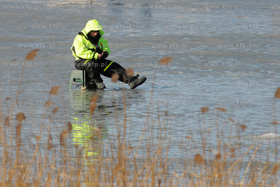 Wedkarze podlodowi lowia ryby w przereblach w okolicy...