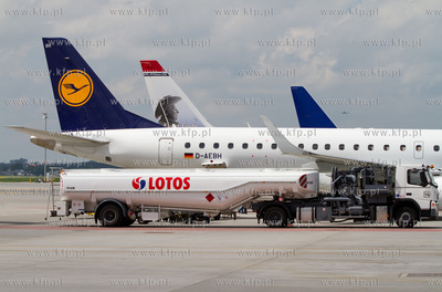 Port Lotniczy Gdansk im. Lecha Walesy. Nz. Embraer...