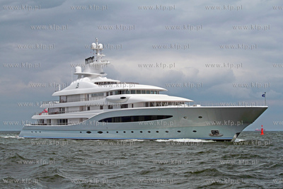 W gdanskim porcie, przy nabrzezu Obroncow Westerplatte,...