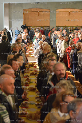 Sniadanie Wielkanocne w dolnym kosciele OO. Franciszkanow...