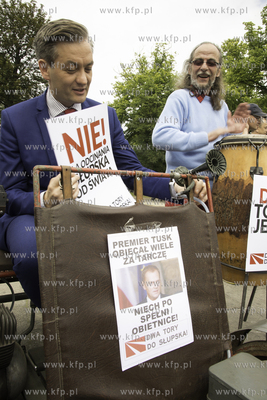 Protest mieszkancow Słupska przed dworcem PKP w sprawie...