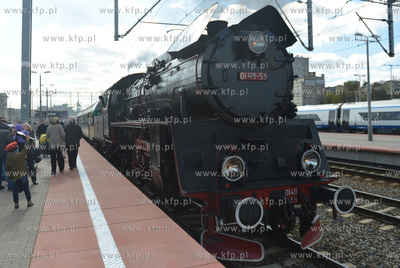 Przejazd pociagiem specjalnym, ciagnietym przez parowoz...