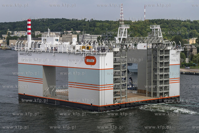 Pływający dok do produkcji kesonów został wyholowany...