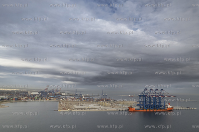 Statek Zhen Hua 36 z czterema potężnymi suwnicami...