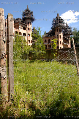 Zamek w Lapalicach, polozony jest miedzy Chmielnem...