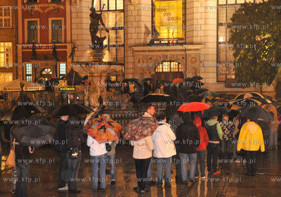 Noc Muzeow w Gdansku. Kolejka do Dworu Artusa na Dlugim...