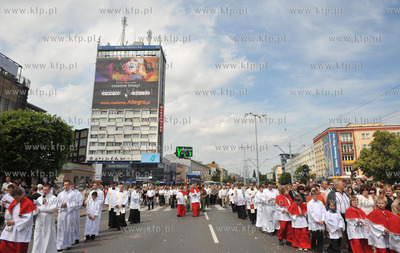 Procesja Bozego Ciala na al. Grunwaldzkiej przed Manhattanem...