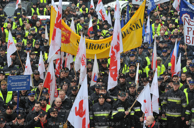 Pikieta sluzb mundurowych w Gdansku, przeciwko projektowi...