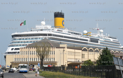 Statek wycieczkowy Costa Pacifica plywajacy pod wloska...