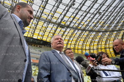 Prezydent Lech Walesa zwiedza stadion PGE Arena w Gdansku....