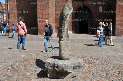 Gdansk. Nieczynna fontanna na ul. Piwnej przed wejsciem...