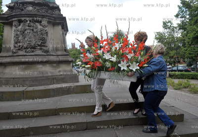 Gdanskie kwiaciarki zlozyly kwiaty pod pomnikiem Jana...