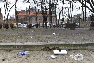 Brudne i zaniedbane gdańskie podwórko na ul. Podwale...