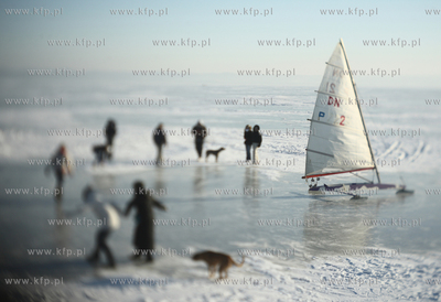 Krynica Morska. Zamarzniety Zalew Wislany.
24.01.2010
fot....