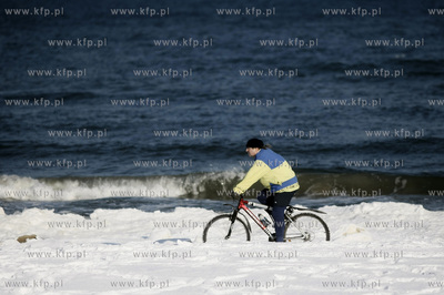 Sopot. Rowerzysta na plazy.
05.02.2010
fot. Krzysztof...