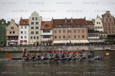Gdansk. Wyscigi smoczych lodzi. Scigaja sie ekipy Uniwersytetu...