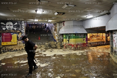 Gdansk Zabianka.  Zalany tunel na przystanku SKM po...