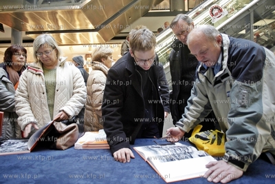 Gdansk. Centrum Handlowe Manhattan. Promocja albumu...